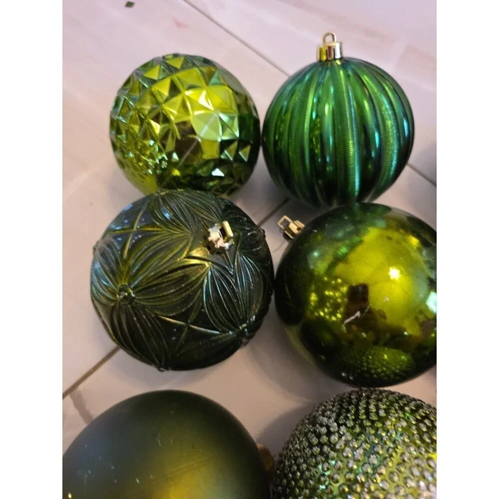 HOLIDAY‎ TIME 18 SHATTERPROOF HANGING ORNAMENTS ROUND BALLS Green